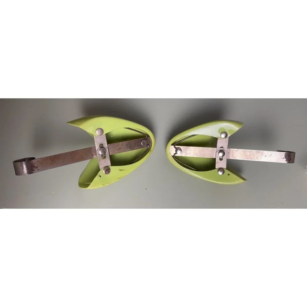 SAKS FIFTH AVENUE FENTON LAST Green PLASTIC & Metal Lady's‎ Shoe Tree SET Of TWO
